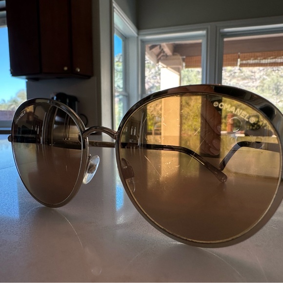 100% Authentic Chanel gold mirror aviator sunglasses with case - Picture 4 of 6